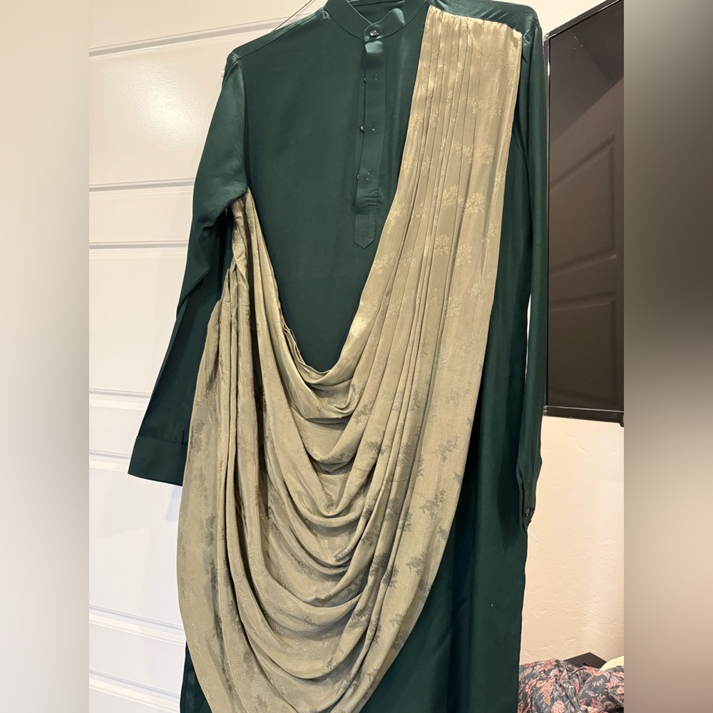 Green and Gold Men's Kurta
Men’s Indianwear